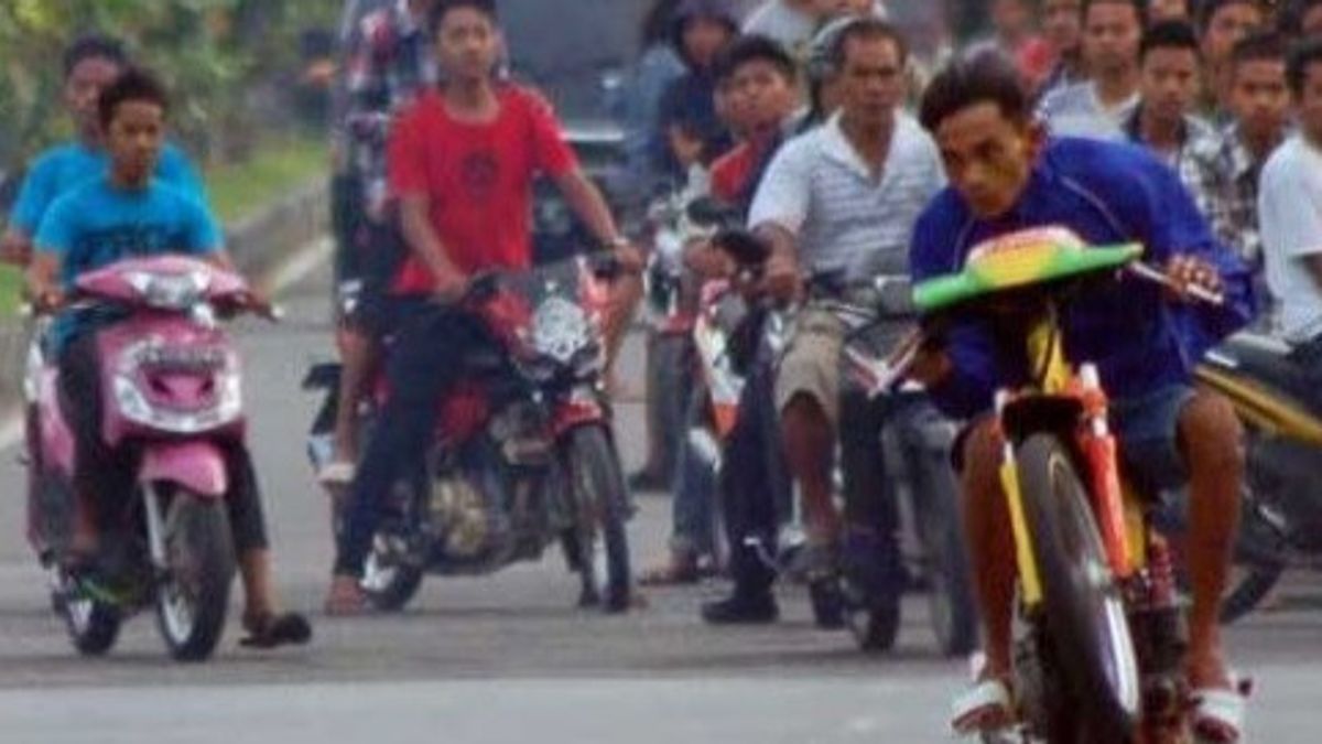 Viral Police Hit Motorcyclist During Illegal Racing Raid In West Sulawesi, Police Chief: Trying To Escape Crashing Personnel