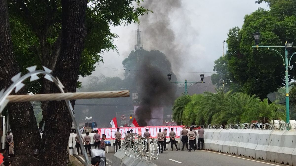 Demo di Depan KPU RI Menteng, Massa Bakar Ban Sambil Teriak ‘Tolak Pilpres Curang’