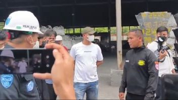 أكد قائد شرطة سيرانج الختم لمرتكبي عصابات الصحفيين وفريق وزارة البيئة والغابات عند إغلاق المصنع المشتبه في أنه ملوث للبيئة