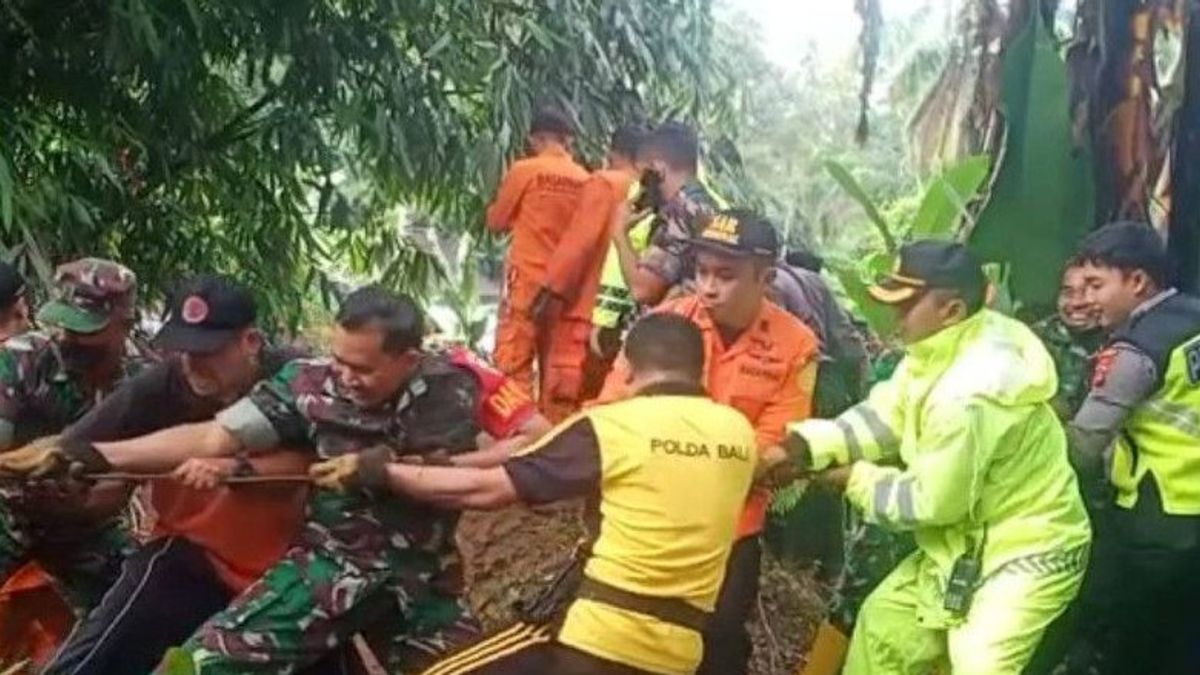 The Joint SAR Team For The Evacuation Of Longsor Land Victims In Bangli Bali, 3 People Died