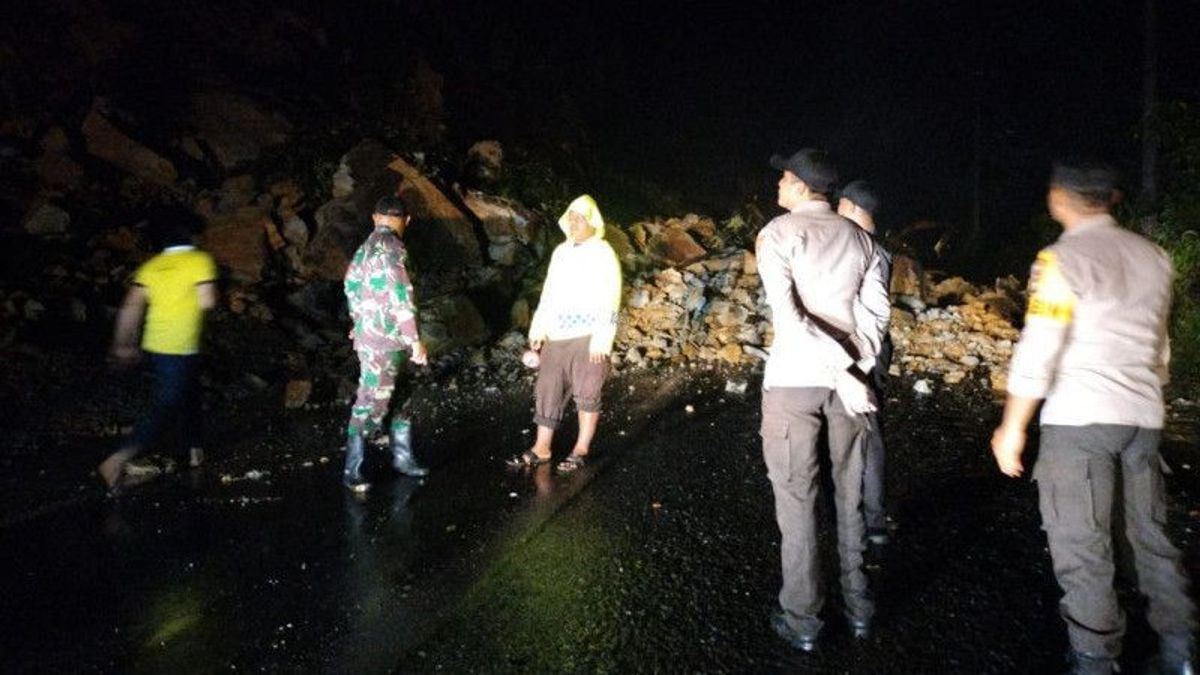 由于山体滑坡覆盖而完全破裂，目前官员在西苏门答腊和廖内之间的交叉路线上使用打开和关闭系统