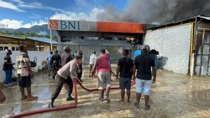 Polisi Bantu Padamkan Kebakaran yang Hanguskan 8 Bangunan di Jayapura Papua