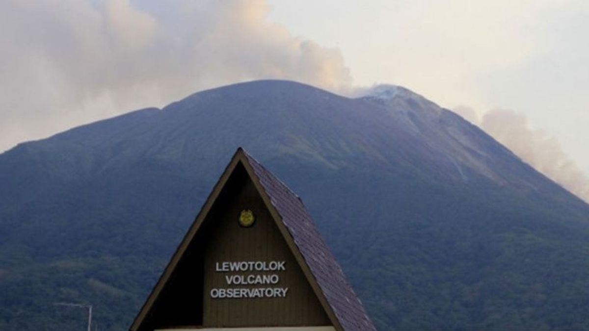 NTT Lewotolok 山 顶 35 次喷发记录监测站