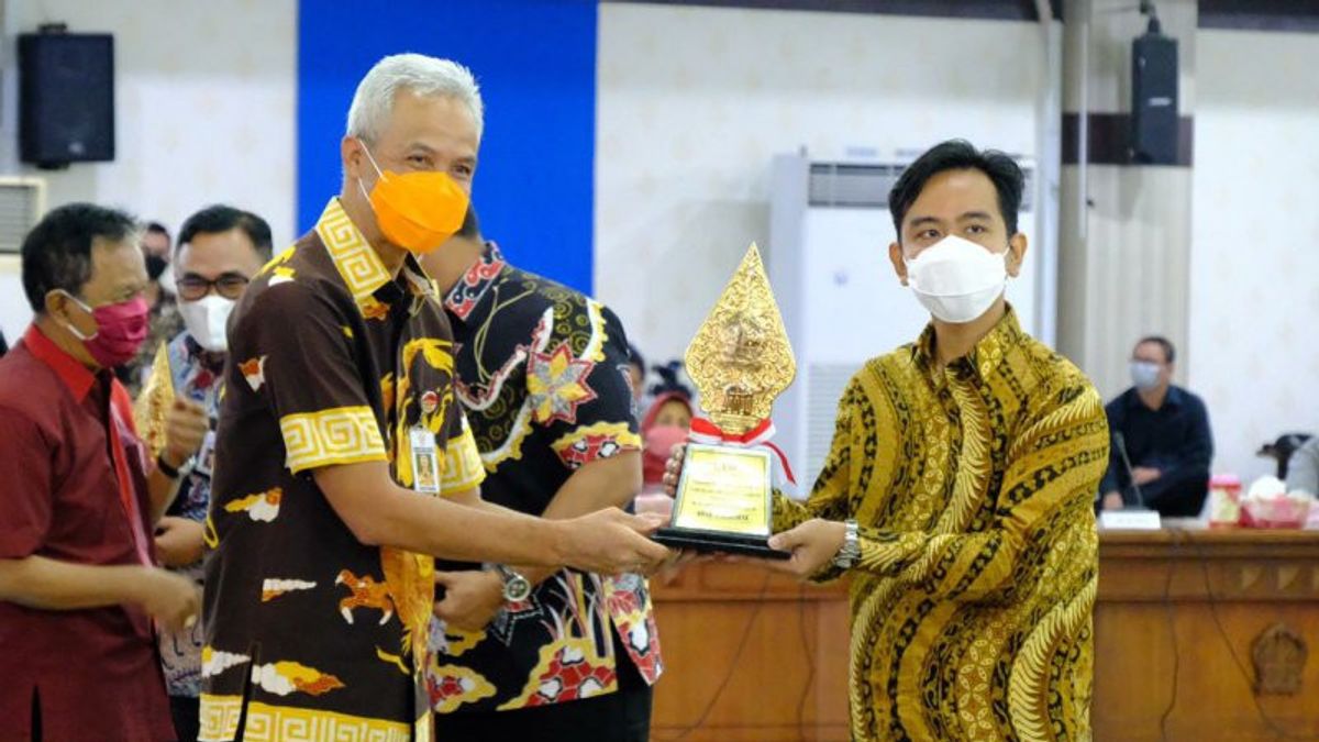 Receive The Best City Trophy From Ganjar Pranowo, Gibran: This Is Mr. Rudy's Work, I Just Accept It