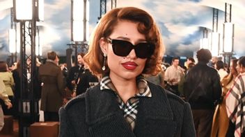 Raye Turun Tangan Beri Kompensasi untuk Penggemar yang Gagal Tonton Konsernya di Paris