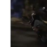 Berbahaya, Sejoli Bermotor Ini Aksi Freestyle di Jalanan Makassar, Tubuh Perempuan Hampir Sentuh Aspal