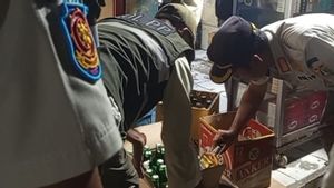 Razia Serentak, Satpol PP Sita Ratusan Botol Miras Tak Berizin di Jakarta Utara  