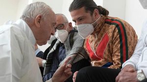 Rayakan Kamis Putih, Paus Fransiskus Basuh 12 Kaki Narapidana di Penjara Roma