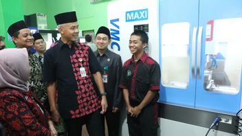 Ganjar Pranowo Impressed With Ma'arif Kota Mungkid Vocational School's Roaster Machine
