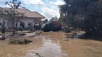 Dusun Kamar Kajang Flood Due To Semeru Lava Material Closed River Flow Area