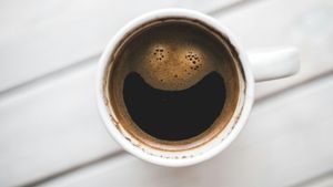 より健康的なホットコーヒーかコールドコーヒーか?ここに説明があります