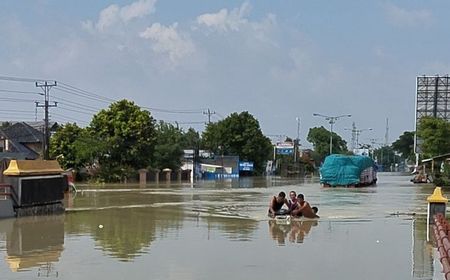 Belasan Kendaraan Masih Terjebak Banjir di Jalan Pantura Demak