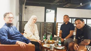 Inara Rusli And Virgoun Sit Together To Find A Peaceful Road