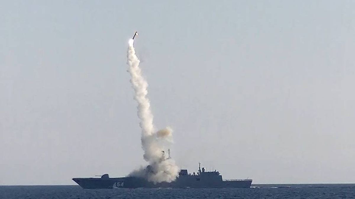 从戈尔什科夫海军上将的护卫舰上成功发射，Tsirkonik高超音速导弹进入俄罗斯年度军事水面舰艇服务