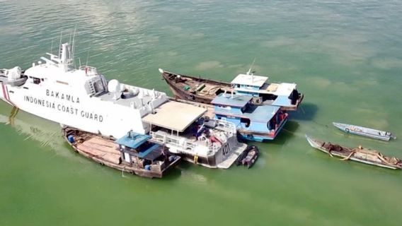 Bakamla Geledah 3 Kapal Tambang Pasir Ilegal di Perairan Karimun