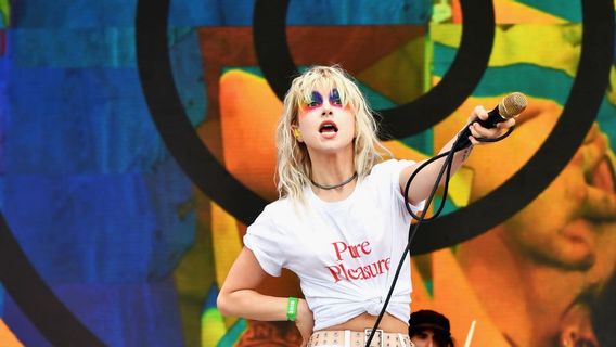 When Hayley Williams 'Cosplay' Becomes Freddie Mercury At Wembley