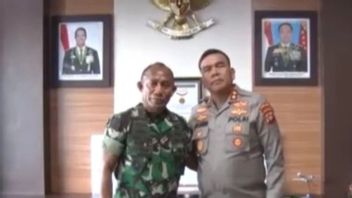   病毒警察舔TNI的生日蛋糕，西巴布亚警察局长道歉