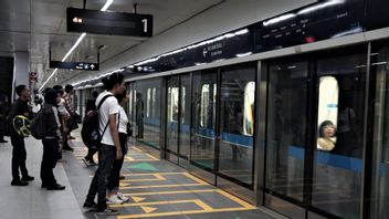 Preventing COVID-19, Passengers With High Fever Are Not Allowed To Take The MRT