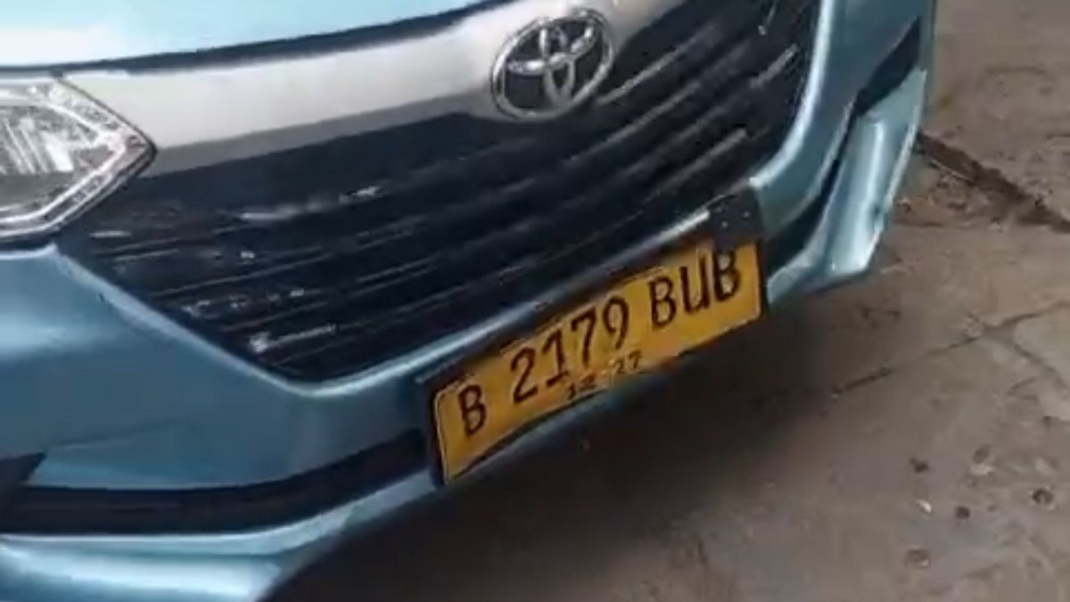 chauffeur de taxi bleu bulle s’est écrasé d’un garçon sur le marché dimanche à mort