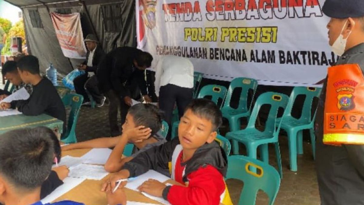 North Sumatra Police Establish Tents To Help Students Affected By Flash Flood Humbahas Join The Exam