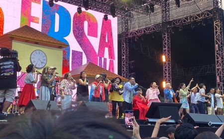 Dengan Kursi Roda, Titiek Puspa Hadir di Panggung Synchronize Fest 2024