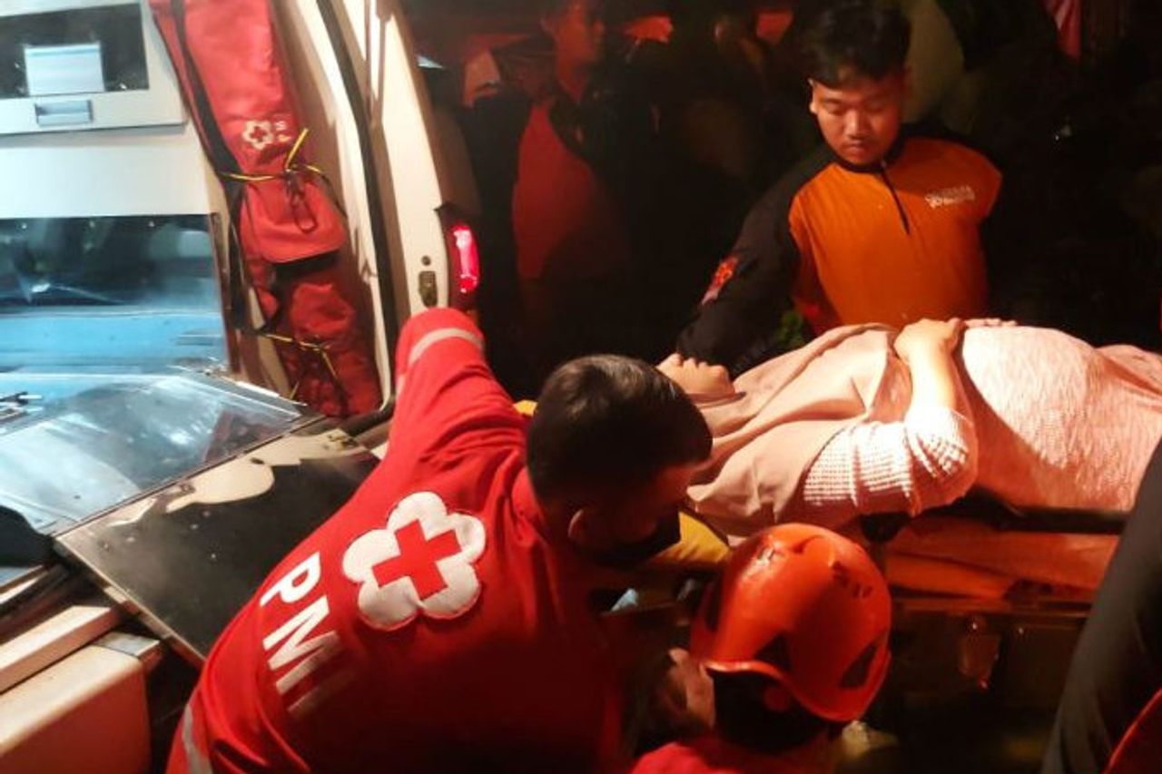 Amid Flood Conditions, PMI Assists In Evacuating Mothers To Give Birth In Ciledug