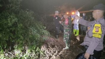 Cipanas-Jonggol Alternative Route Cut Off By Landslide