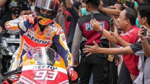 Marc Marquez <i>Burnout</i> di Jalanan Jakarta saat Parade Pebalap MotoGP, Warganet: Ngeri Ditilang