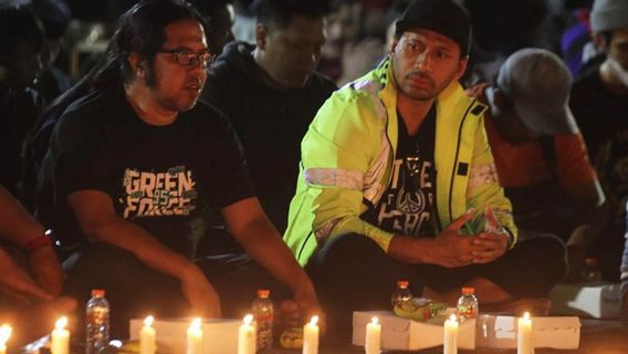 Suporter Persebaya Gelar Doa Bersama di Pintu 13 Stadion Kanjuruhan