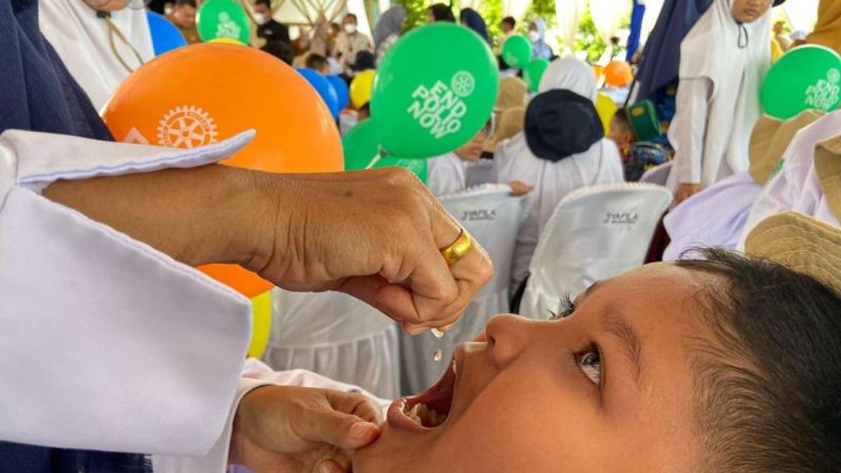 Immunization Polio Phase I In Aceh With A Target Of 1.15 Million Children Is Targeted To Finish In Mid-December
