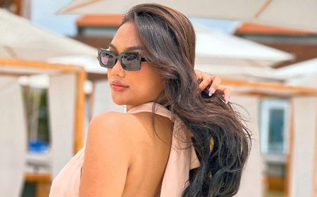 10 Potret Marion Jola Bergaya dengan Model Pakaian Off-Shoulder