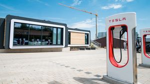 Tesla Buat Lounge Kubus di Stasiun Supercharger, Lengkap dengan Mesin Kopi dan Area Main Gim