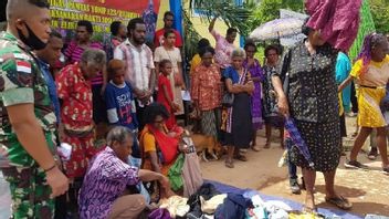 印尼国民军工作队向RI-PNG边境的公民分发衣服