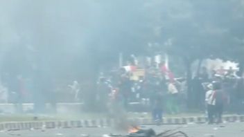 群衆はツグタニで警察と戦い続け、繰り返し催涙ガスの音が聞こえた