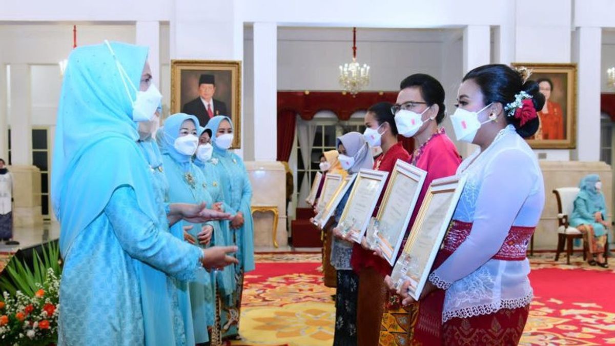 Hari Kartini: Iriana Jokowi Serahkan Penghargaan kepada Perempuan Indonesia Berprestasi