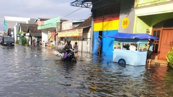 Half Meter Flood Inundated Several Parts Of Surabaya City Area