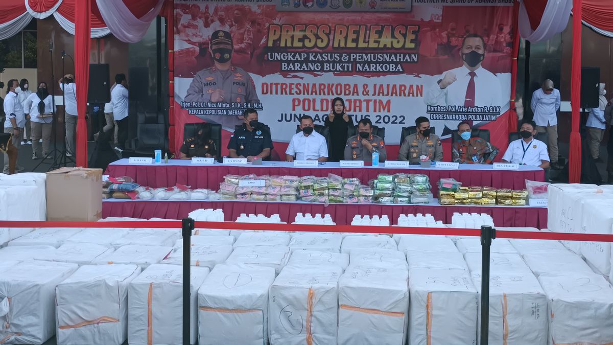 في 8 أشهر ، كشفت شرطة جاوة الشرقية الإقليمية عن آلاف قضايا المخدرات بإجمالي 352 كجم من السابو إلى 37 ألف حالة إكستاسي