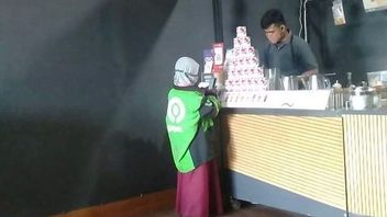 The Story Of A Girl In A Gojek Jacket Helping To Take Orders To Replace An Accidental Father