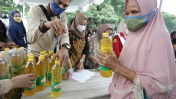 Ridwan Kamil Prepares 240,000 Liters of Cooking Oil for Market Operations, Sold for Rp14,000