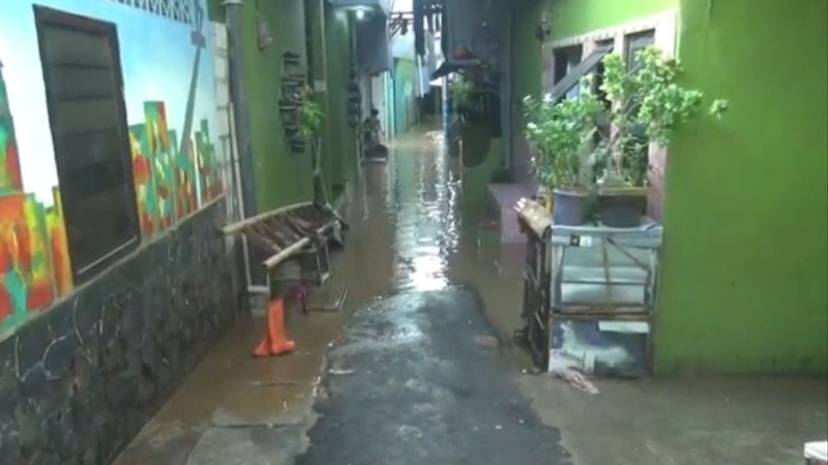 بدأت فيضانات البالغين في قرية كامبونغ ميلايو في الانحسار
