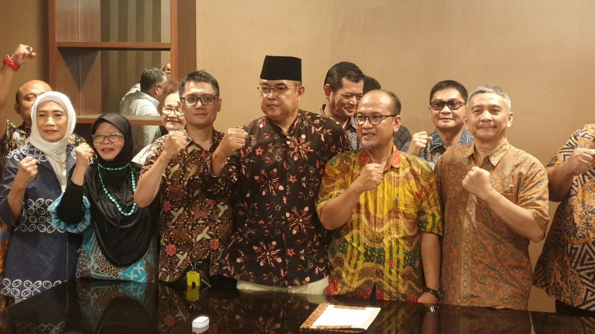 インドネシア全土の同窓会からの通知は、ジョコウィ大統領がまだ廊下にとどまっていることを確認する