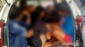 Tiga Pelajar SMP di Sukabumi Dikejar Polisi Gegara Naik Motor Bertiga Sambil Acungkan Senjata Tajam di Jalan