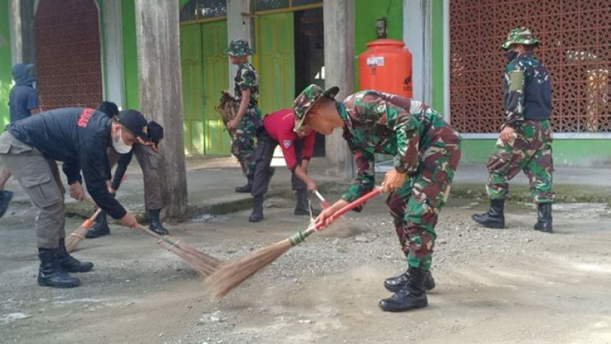 TNI Bersih-bersih Masjid di Seluruh Polewali Mandar Jelang Ramadan 2022