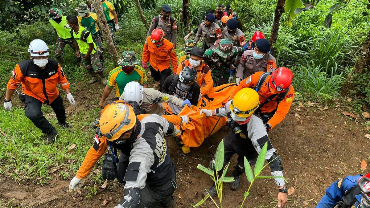 Brimob Personnel Successfully Evacuating 1 Victim Of An Earthquake With A Magnitude Of 5.6 In Cianjur Cugenang