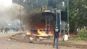 Polisi Tembakkan Gas Air Mata Halau Pendemo ke Arah Istana, Pos Polisi Monas Dibakar
