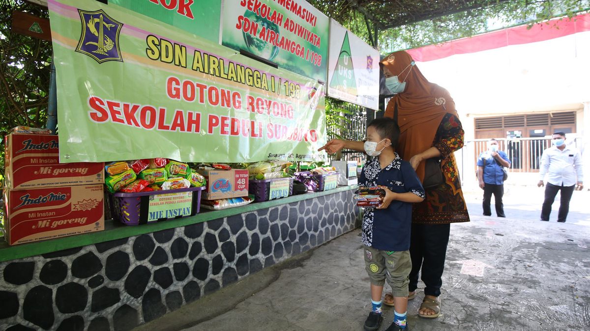 Les élèves Des écoles Primaires De Surabaya Recueillent Des Dons Pour Gérer La COVID-19 Du Riz, Du Sucre Aux Nouilles Instantanées