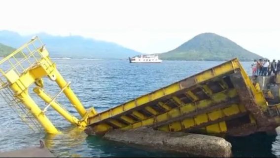 Ternate Pier Severely Damaged By Ferry Ship, PT ASDP Deploys Identification Team