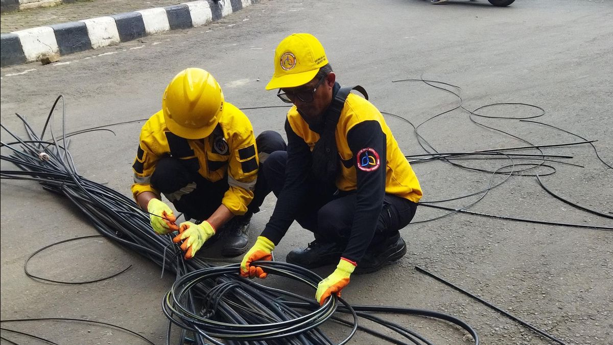 Sudin BM Jaktim Larang Operator Utilitas Pasang Kabel Udara, 