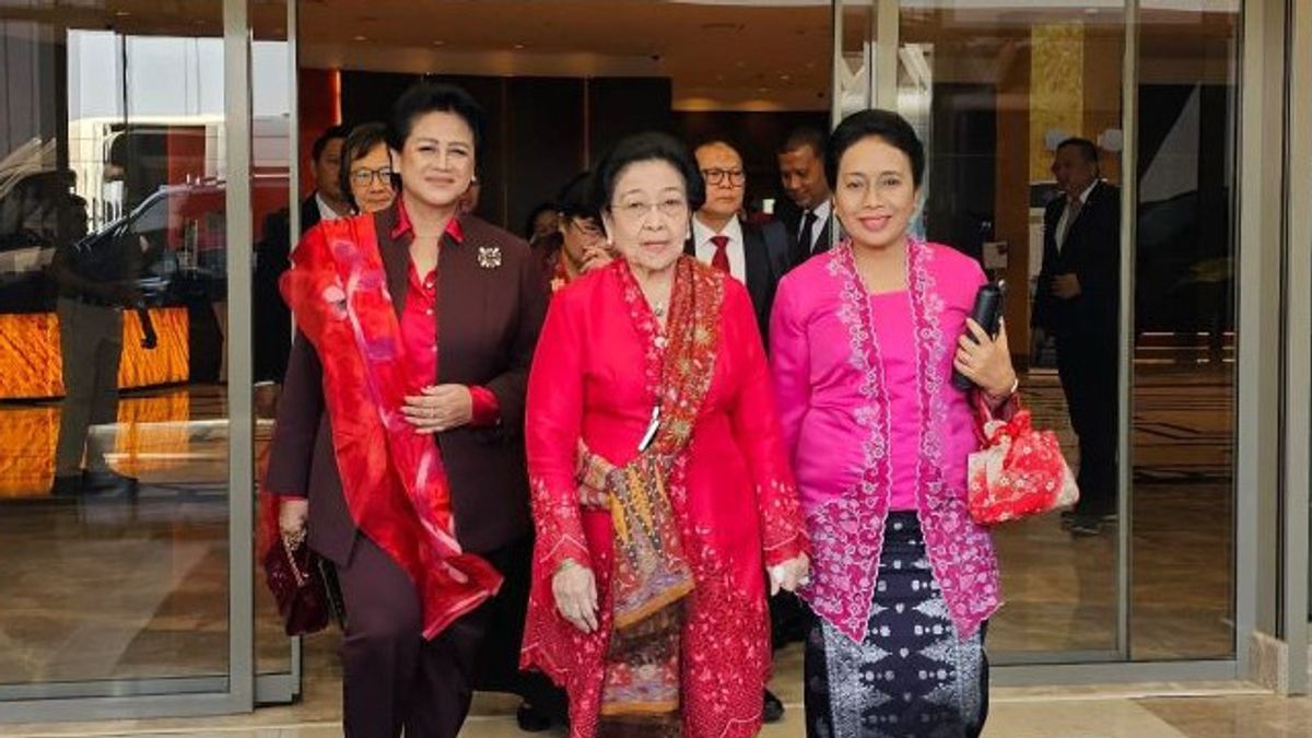 Megawati reçoit son titre de professeur honoraire de l'Université de la route à la soie d'Ouzbékistan