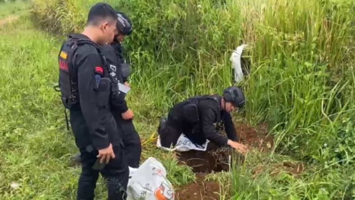 1 mètre de terrain, découvertes de Mortir le reste de la Seconde Guerre mondiale à Rejang Lebong Destructue par le Bengkulu Police Brimob